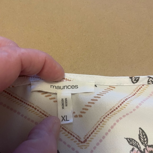 Lightweight and flowy. floralV-Neck Women Top. - Picture 4 of 8